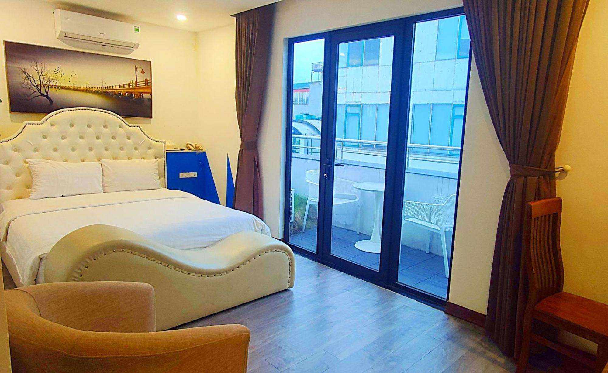 Night Hotel, Hanoi